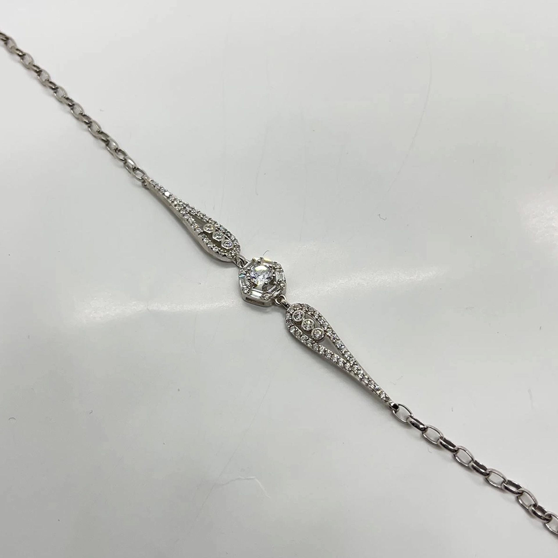 İpek Silver 925 Ayar Gümüş Zirkon Taşlı Şık Kadın Bileklik EBO720