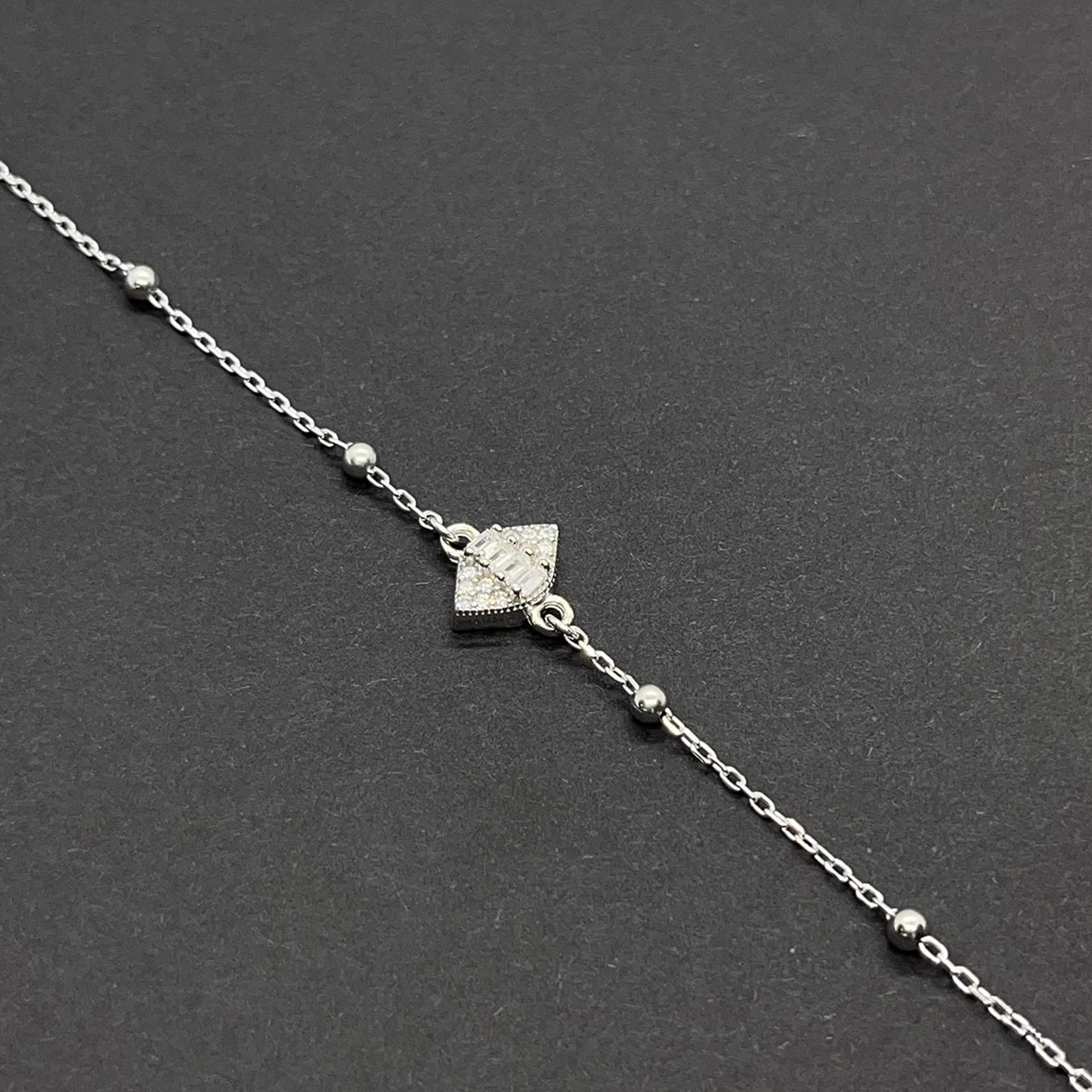 İpek Silver 925 Ayar Gümüş Zirkon Taşlı Şık Kadın Bileklik EBO732