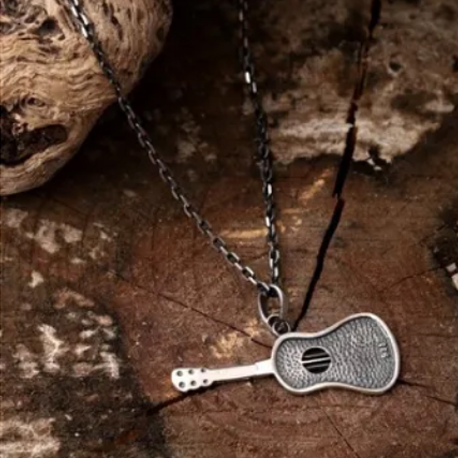 İpek Silver 925 Ayar Gümüş Gitar Model Erkek Kolye EIB403