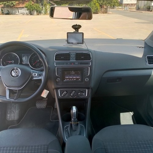 saia preta com camisa jeans