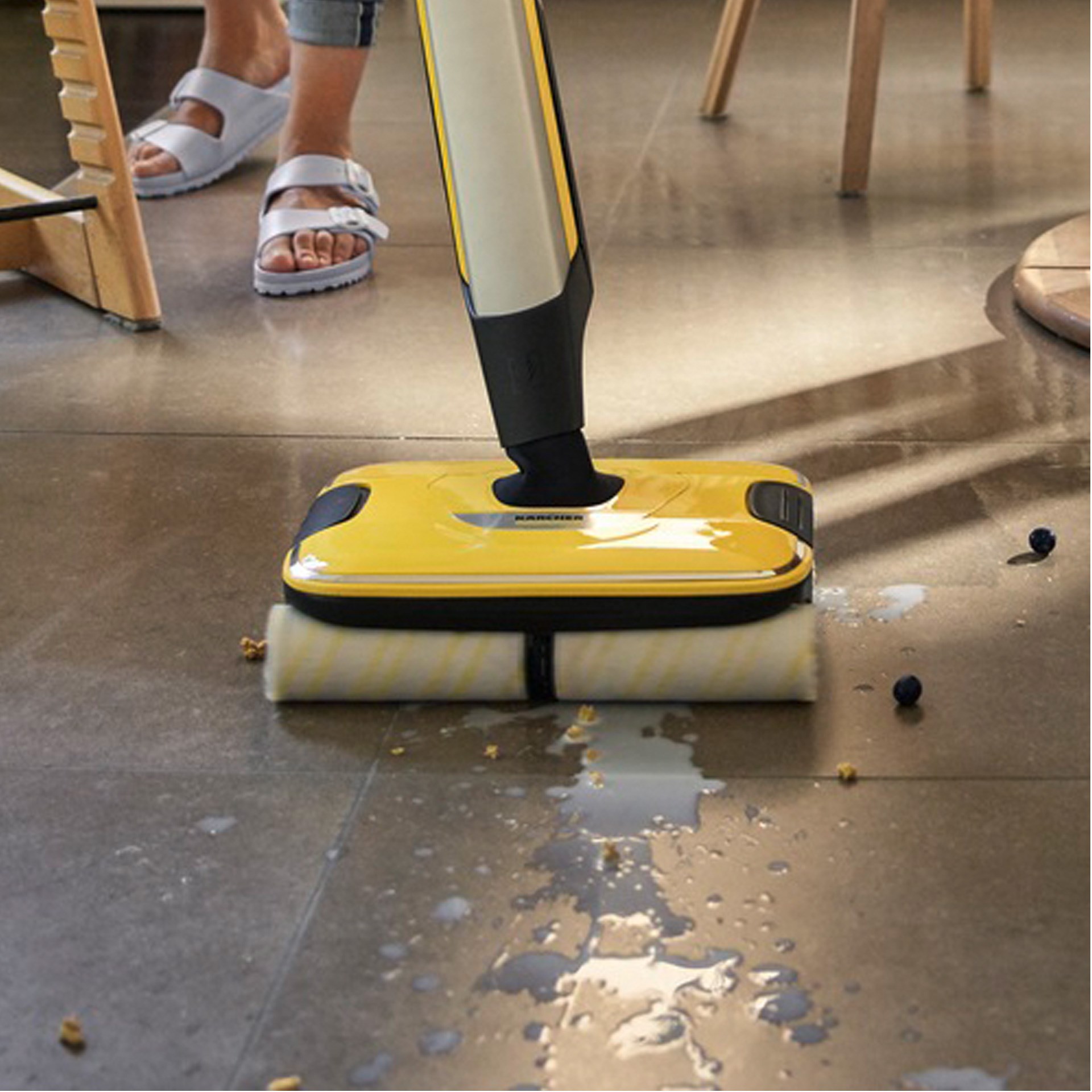 Karcher FC 7 Cordless Dikey Şarjlı Sert Zemin Temizleme Makinesi (Teşhir Ürünü)